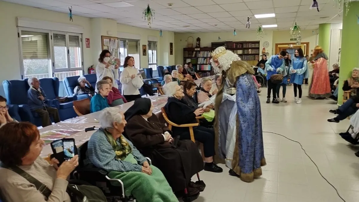 Foto 3 - Los Reyes Magos llevan la ilusi&oacute;n a los mayores de Santa Marta en su tradicional visita a las residencias (Fotos)