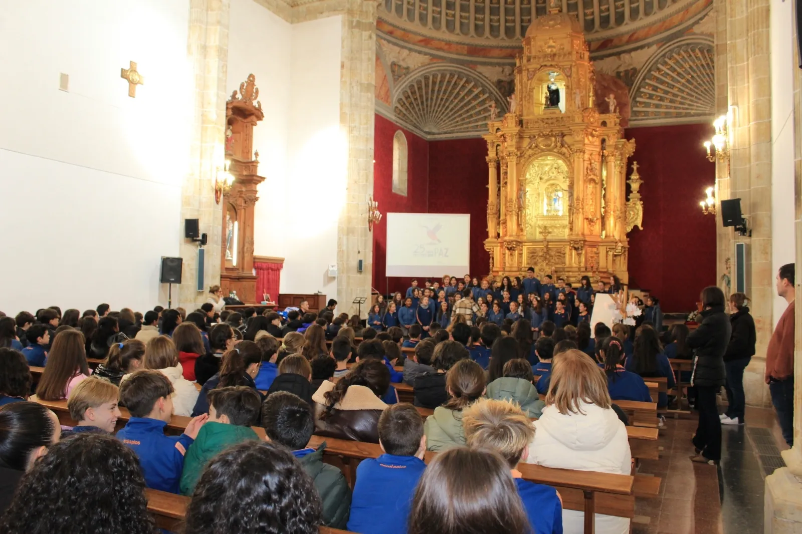 Foto 11 - El Colegio Calasanz teje un compromiso colectivo por la convivencia en el D&iacute;a Escolar de la Paz (Fotos)