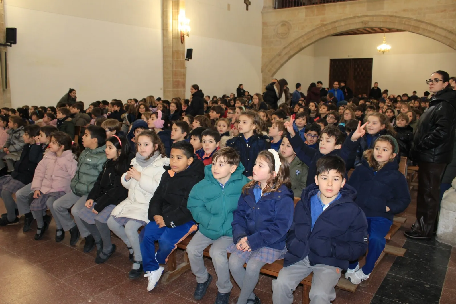 Foto 5 - El Colegio Calasanz teje un compromiso colectivo por la convivencia en el D&iacute;a Escolar de la Paz (Fotos)