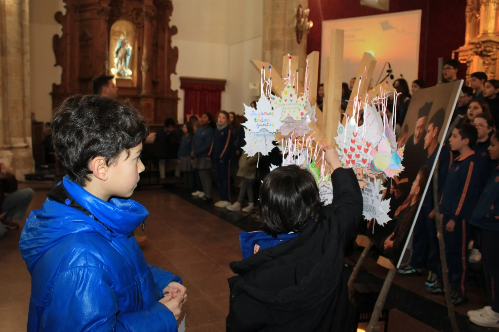 Foto 4 - El Colegio Calasanz teje un compromiso colectivo por la convivencia en el D&iacute;a Escolar de la Paz (Fotos)