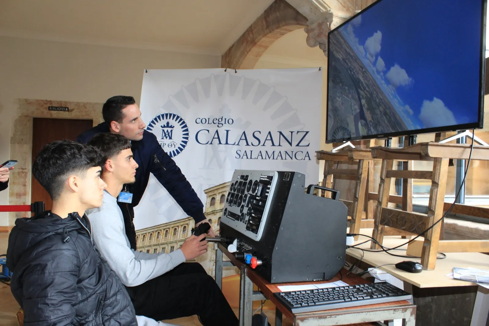 Foto 9 - FOTOS | Universidades, Polic&iacute;a y Guardia Civil muestran sus salidas laborales a los estudiantes del Calasanz