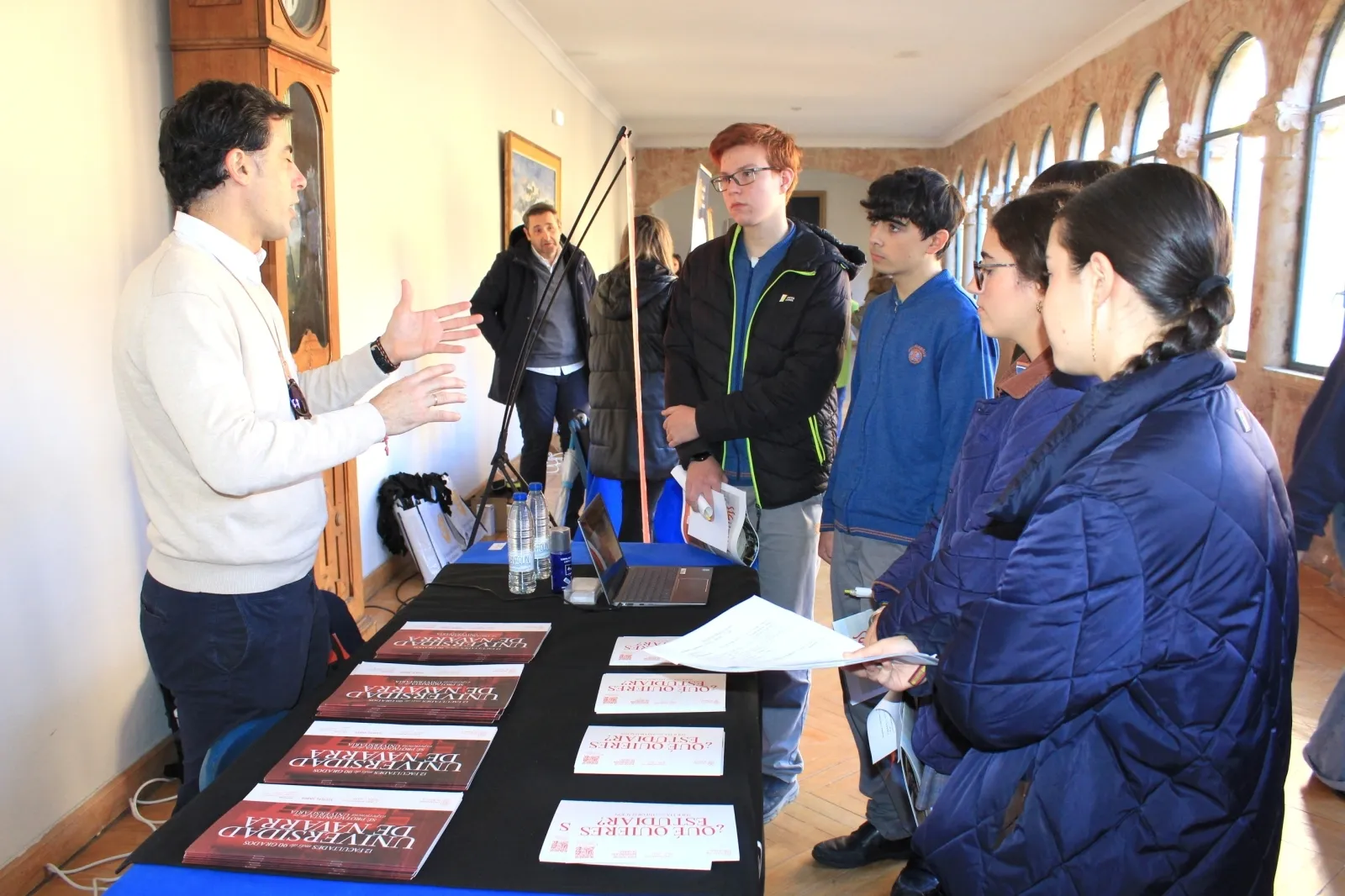 Foto 7 - FOTOS | Universidades, Polic&iacute;a y Guardia Civil muestran sus salidas laborales a los estudiantes del Calasanz
