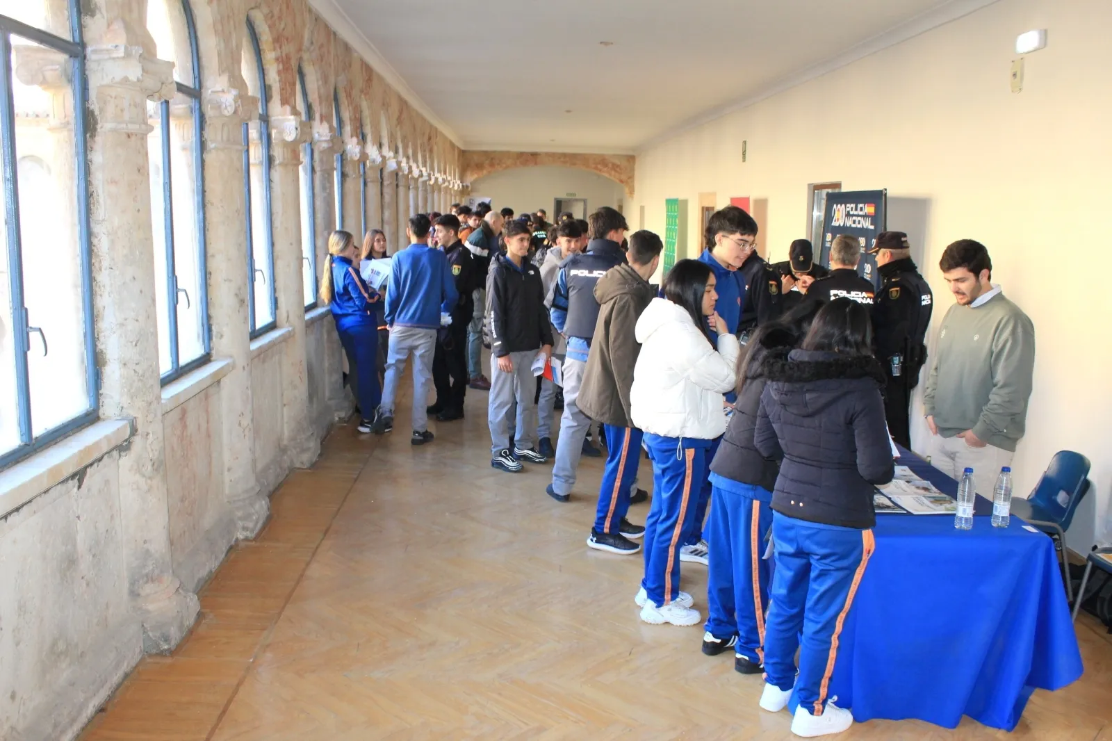 Foto 6 - FOTOS | Universidades, Polic&iacute;a y Guardia Civil muestran sus salidas laborales a los estudiantes del Calasanz