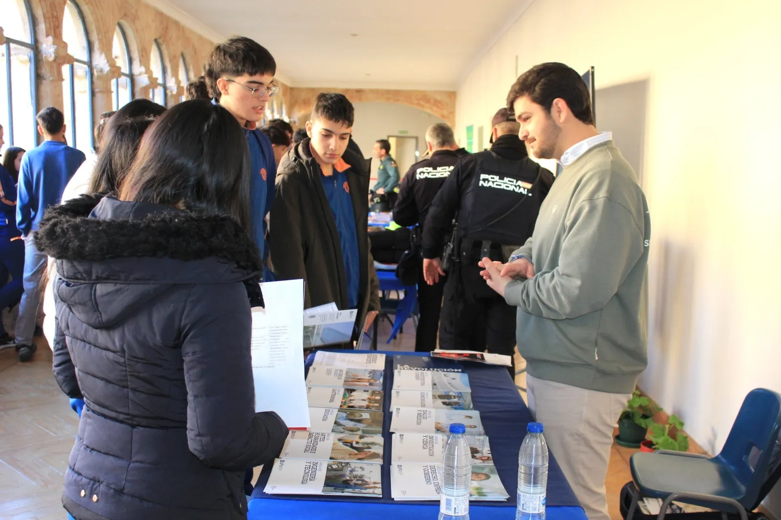Foto 5 - FOTOS | Universidades, Polic&iacute;a y Guardia Civil muestran sus salidas laborales a los estudiantes del Calasanz