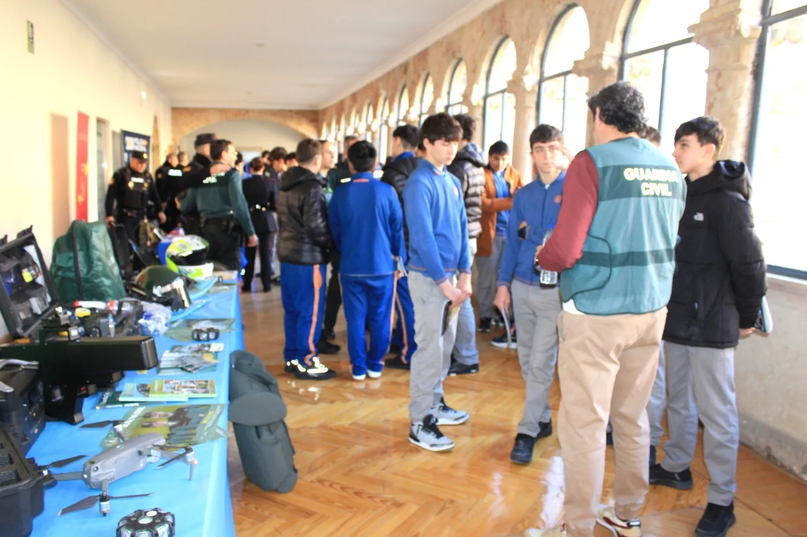 Foto 4 - FOTOS | Universidades, Polic&iacute;a y Guardia Civil muestran sus salidas laborales a los estudiantes del Calasanz