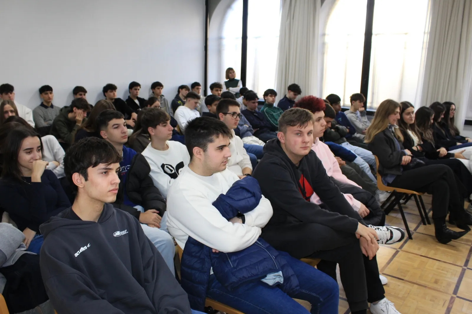 Foto 2 - FOTOS | Universidades, Polic&iacute;a y Guardia Civil muestran sus salidas laborales a los estudiantes del Calasanz