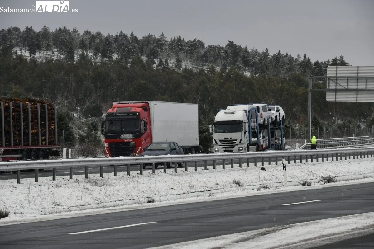 Camiones retenidos por la nieve en Sancti-Spiritus. Foto de Adrián Martín