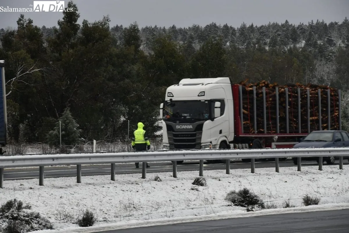 Camiones retenidos por la nieve en Sancti-Spiritus. Foto de Adrián Martín