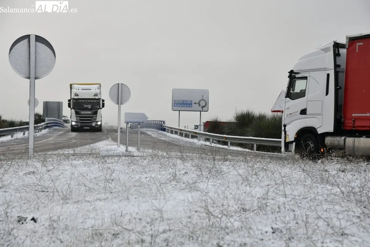 Camiones retenidos por la nieve en Sancti-Spiritus. Foto de Adrián Martín