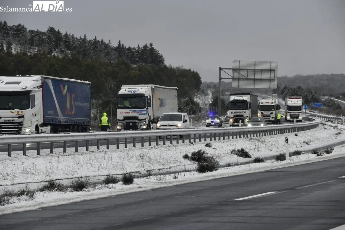 Camiones retenidos por la nieve en Sancti-Spiritus. Foto de Adrián Martín