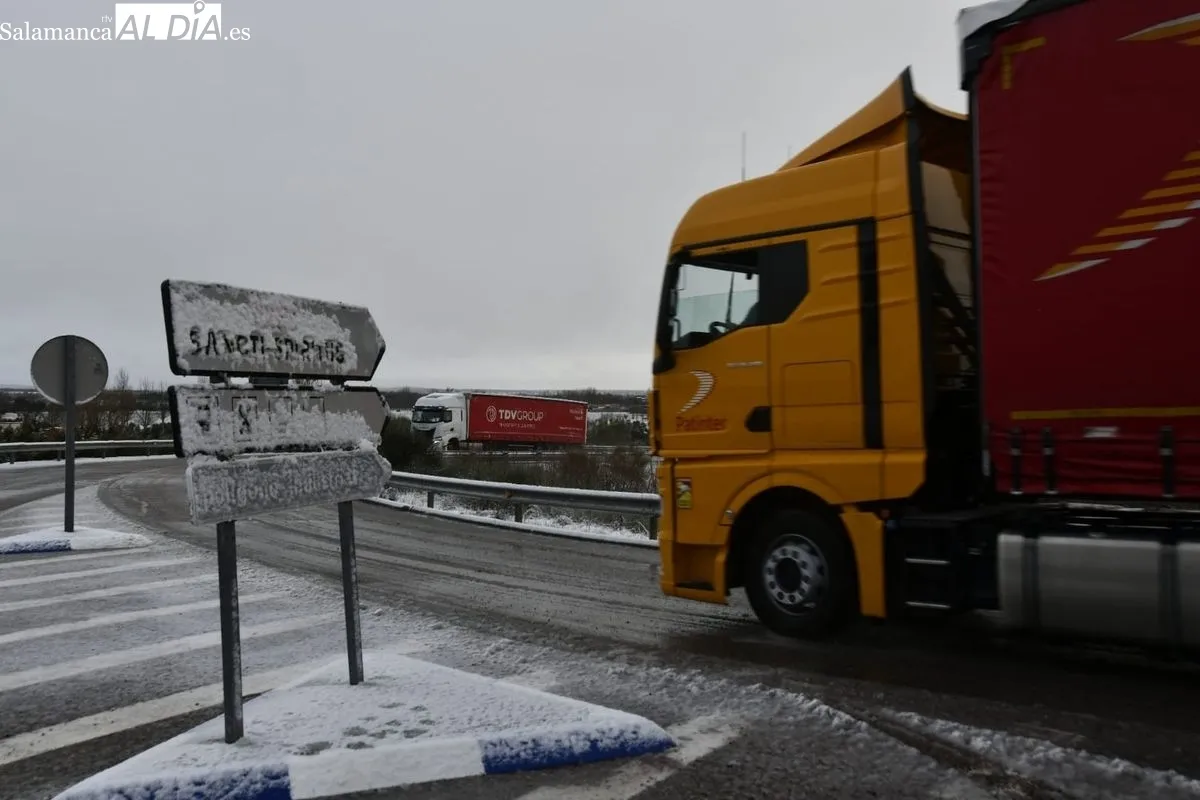 Camiones retenidos por la nieve en Sancti-Spiritus. Foto de Adrián Martín