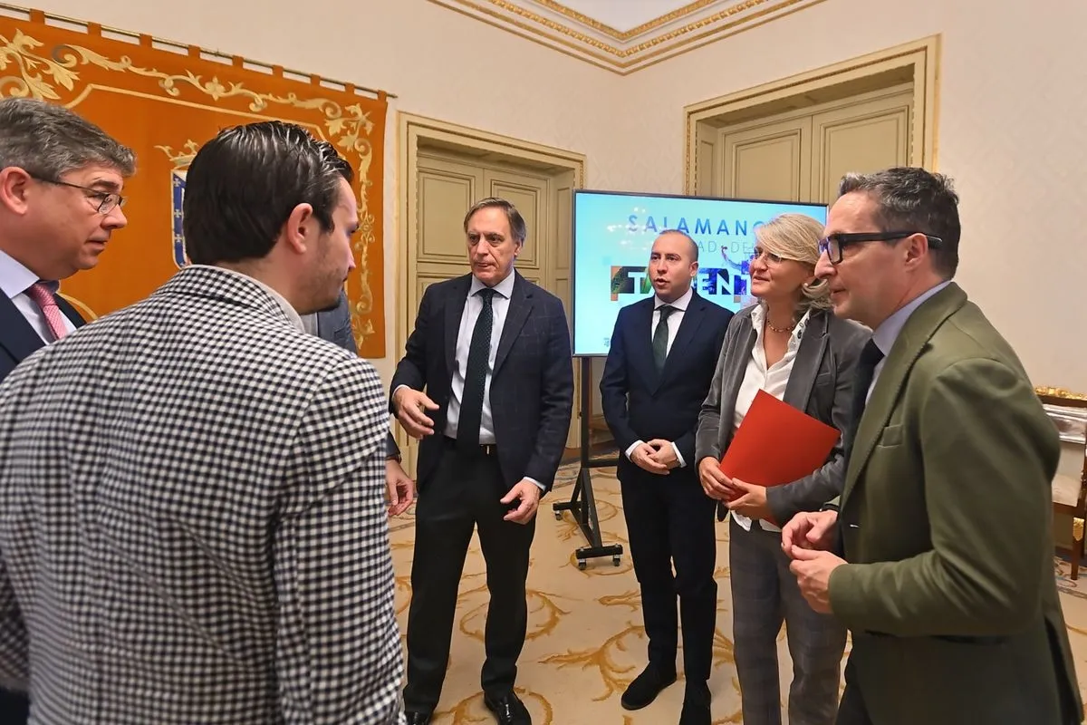 El alcalde de la ciudad, Carlos García Carbayo; el rector de la USAL, Juan Manuel Corchado; y la vicerrectora de Comunidad Universitaria y Estudiantes de la UPSA, María Hinojal Benavente, explicaron este programa