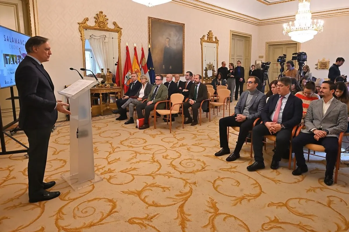 El alcalde de la ciudad, Carlos García Carbayo; el rector de la USAL, Juan Manuel Corchado; y la vicerrectora de Comunidad Universitaria y Estudiantes de la UPSA, María Hinojal Benavente, explicaron este programa