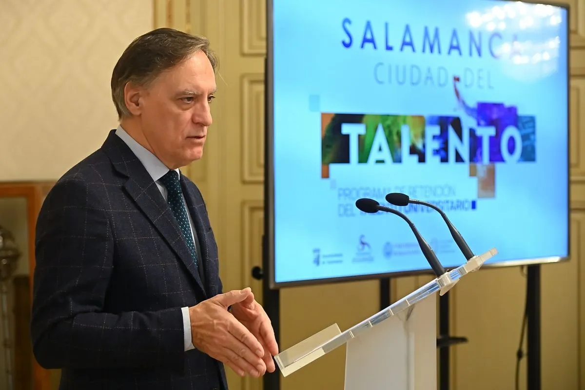 El alcalde de la ciudad, Carlos García Carbayo; el rector de la USAL, Juan Manuel Corchado; y la vicerrectora de Comunidad Universitaria y Estudiantes de la UPSA, María Hinojal Benavente, explicaron este programa