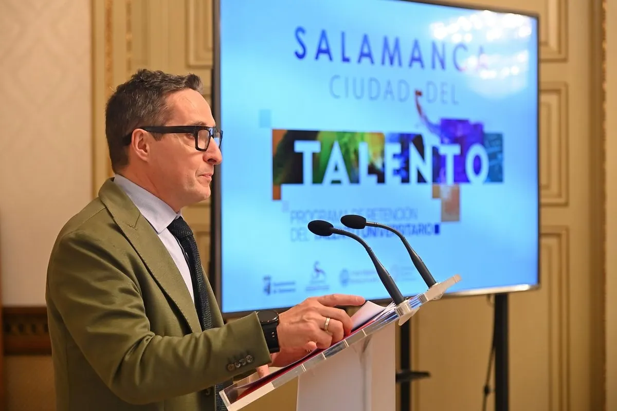 El alcalde de la ciudad, Carlos García Carbayo; el rector de la USAL, Juan Manuel Corchado; y la vicerrectora de Comunidad Universitaria y Estudiantes de la UPSA, María Hinojal Benavente, explicaron este programa