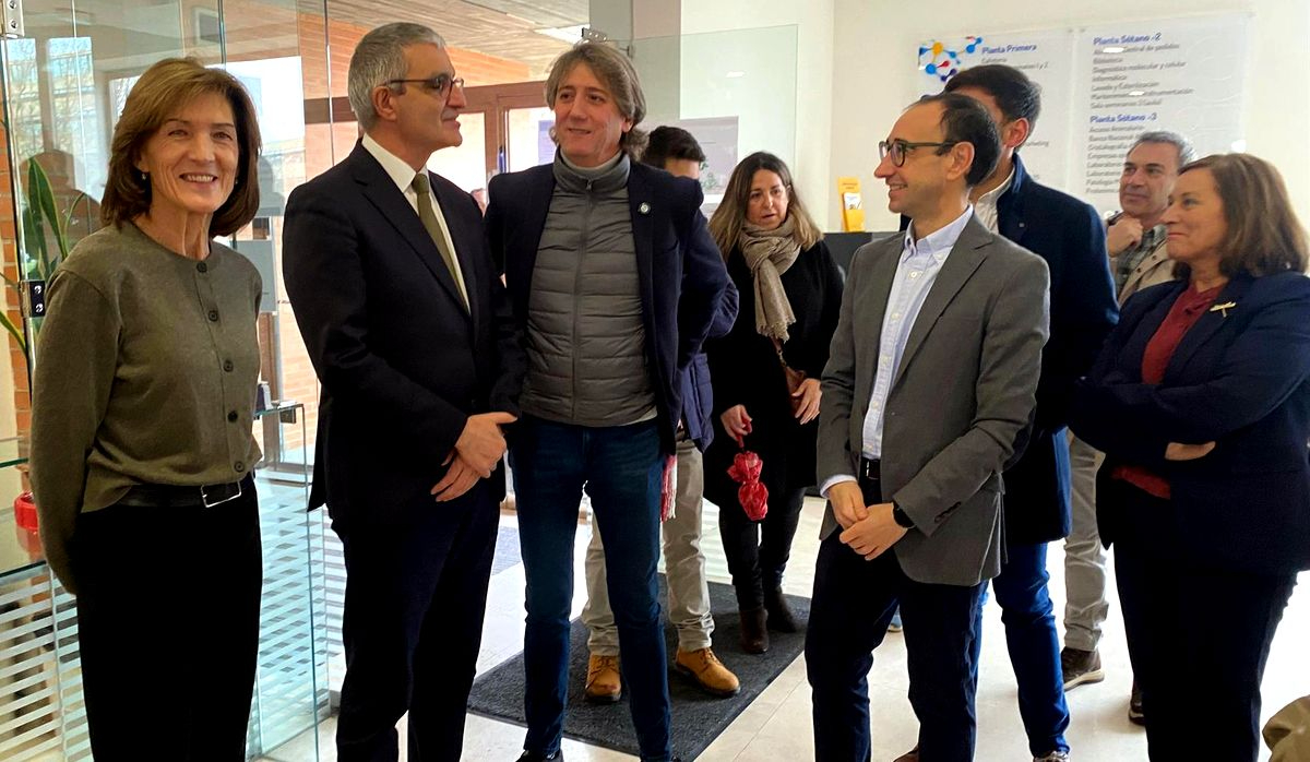 Carlos Martínez visita al Centro del Cáncer de Salamanca