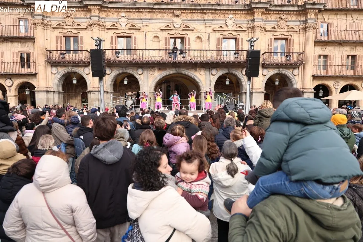 La música de Chloe DelaRosa, broche de oro a la recepción de los Reyes Magos en Salamanca. Foto de David Sañudo