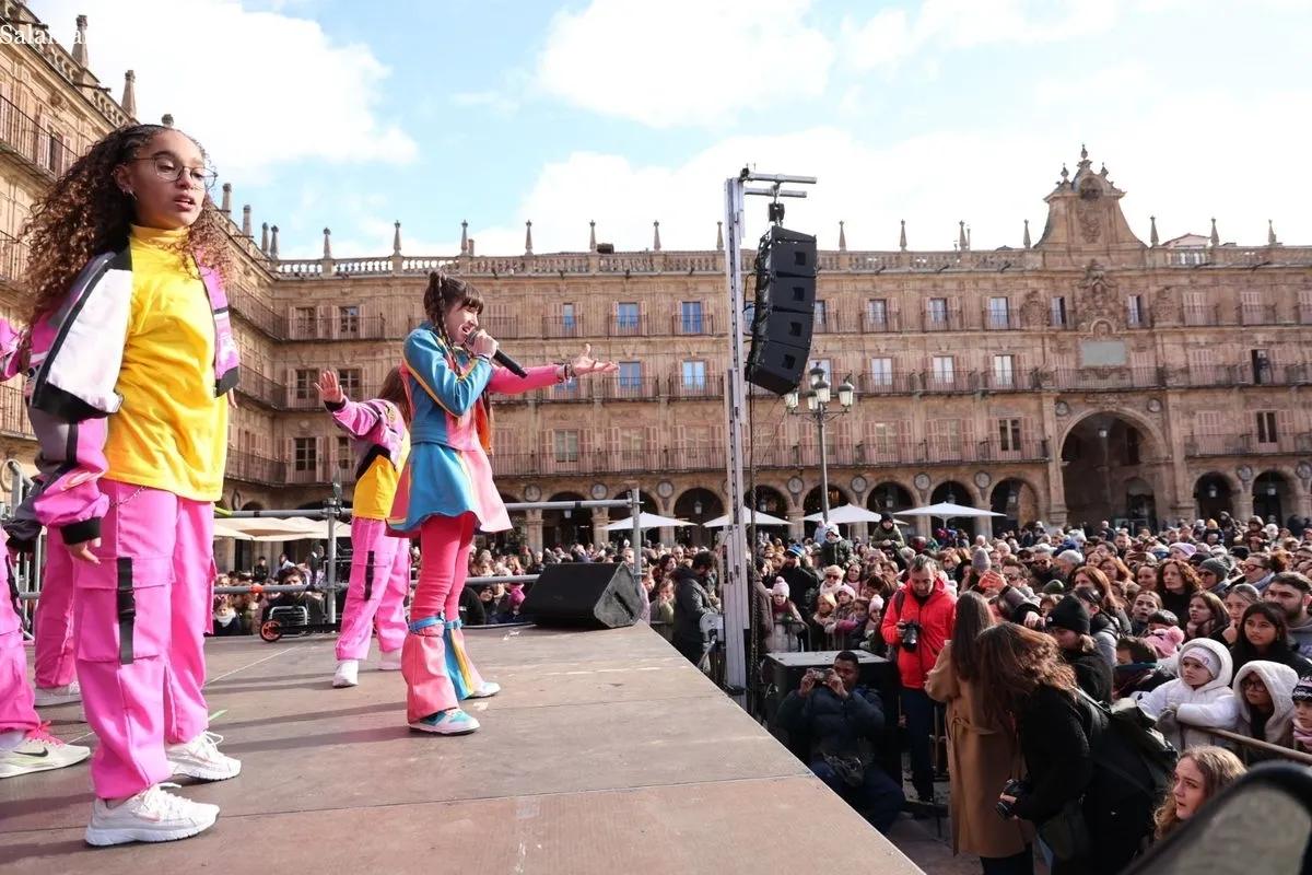 La música de Chloe DelaRosa, broche de oro a la recepción de los Reyes Magos en Salamanca. Foto de David Sañudo
