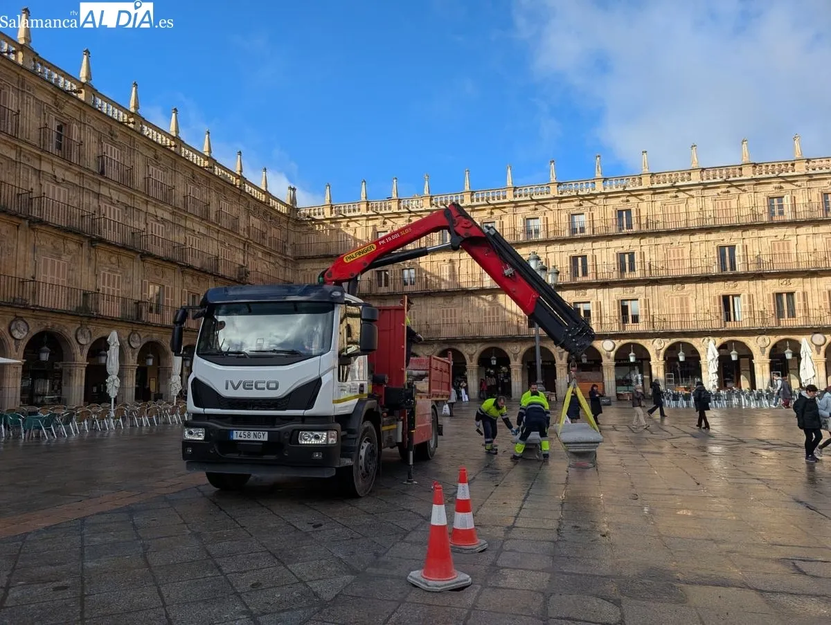 La Plaza Mayor de Salamanca recupera sus bancos. Foto de David Sañudo