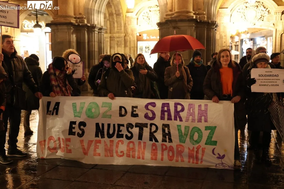 Concentración en la Plaza Mayor de Salamanca en apoyo a Sarah Santaolalla. Fotos: David Sañudo
