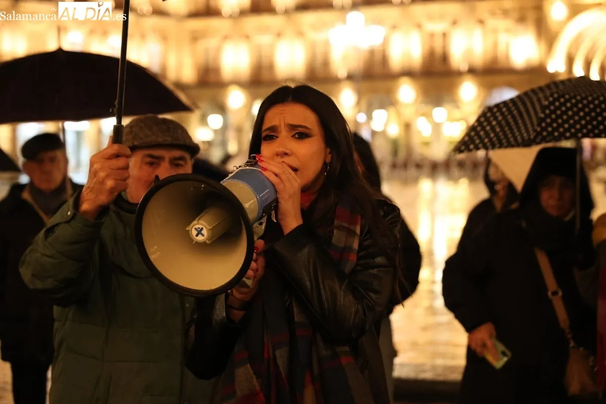 Concentración en la Plaza Mayor de Salamanca en apoyo a Sarah Santaolalla. Fotos: David Sañudo