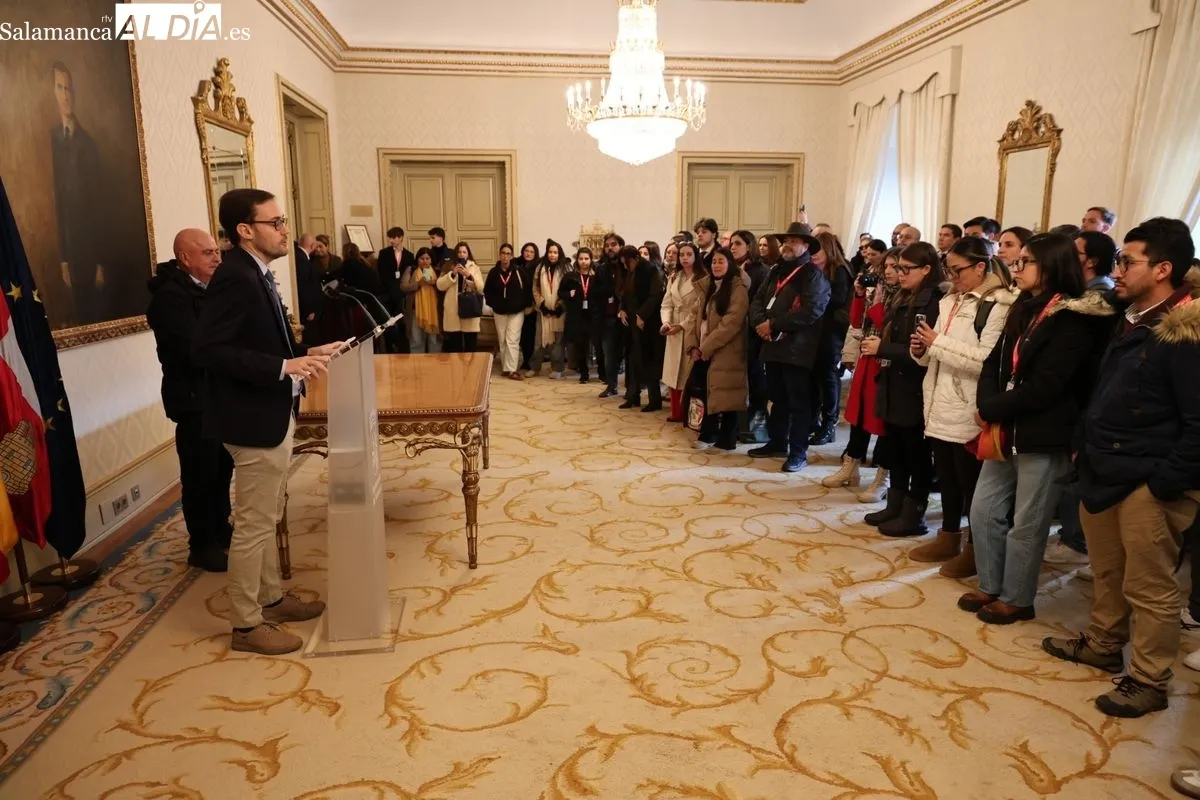 El concejal de Cultura y Turismo, Ángel Fernández, junto a los participantes en la 56ª edición de los Cursos de Especialización en Derecho de la Fundación General de la Universidad de Salamanca | FOTOS: David Sañudo 