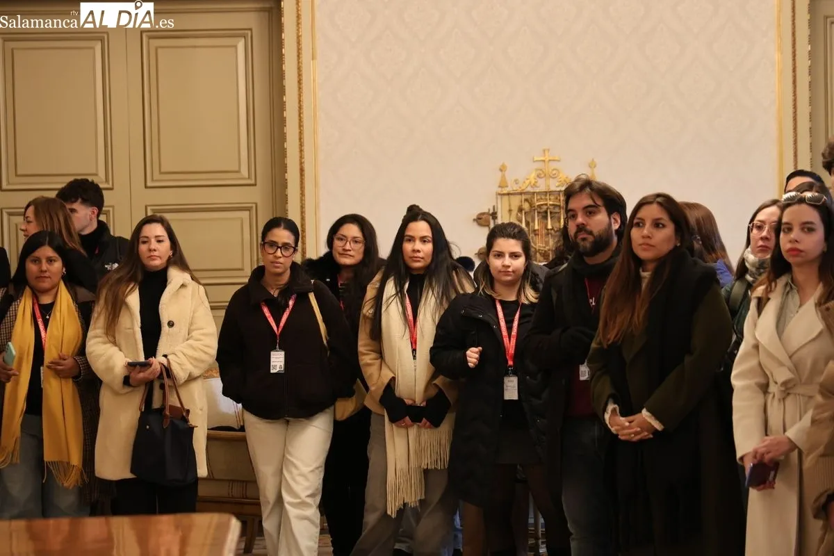 El concejal de Cultura y Turismo, Ángel Fernández, junto a los participantes en la 56ª edición de los Cursos de Especialización en Derecho de la Fundación General de la Universidad de Salamanca | FOTOS: David Sañudo 