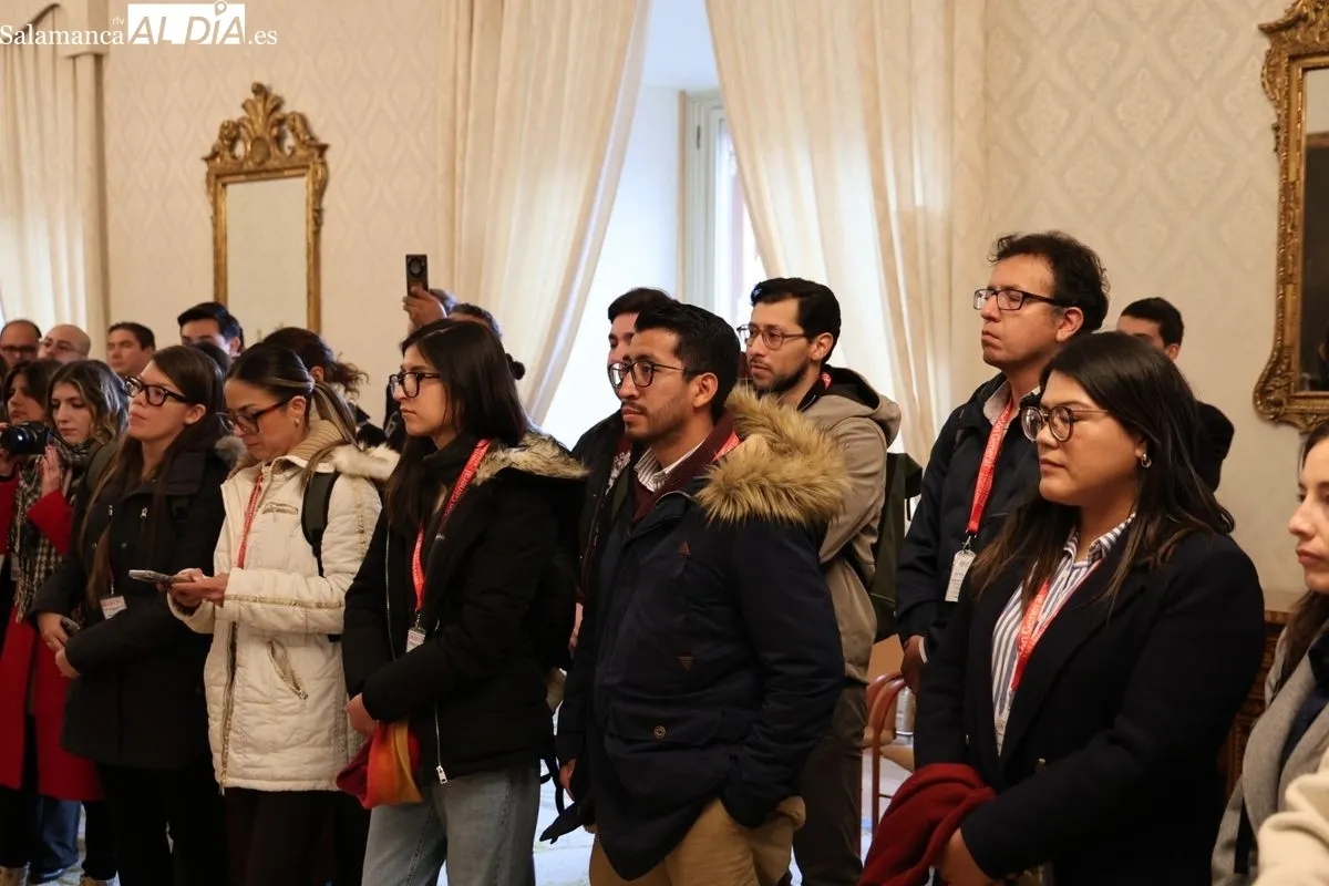 El concejal de Cultura y Turismo, Ángel Fernández, junto a los participantes en la 56ª edición de los Cursos de Especialización en Derecho de la Fundación General de la Universidad de Salamanca | FOTOS: David Sañudo 