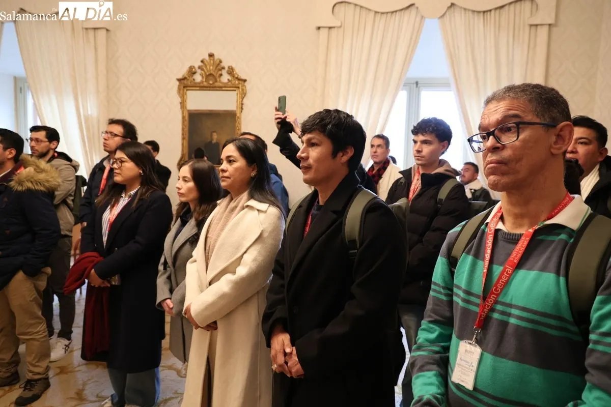 El concejal de Cultura y Turismo, Ángel Fernández, junto a los participantes en la 56ª edición de los Cursos de Especialización en Derecho de la Fundación General de la Universidad de Salamanca | FOTOS: David Sañudo 