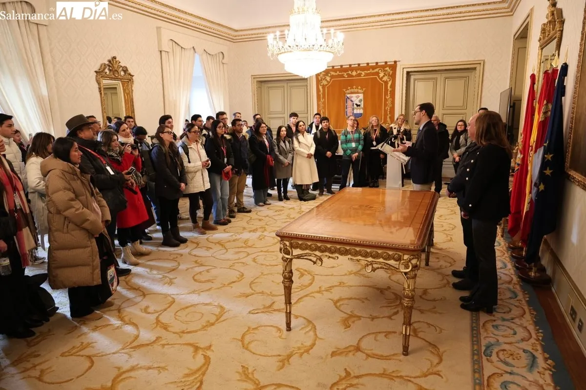 El concejal de Cultura y Turismo, Ángel Fernández, junto a los participantes en la 56ª edición de los Cursos de Especialización en Derecho de la Fundación General de la Universidad de Salamanca | FOTOS: David Sañudo 