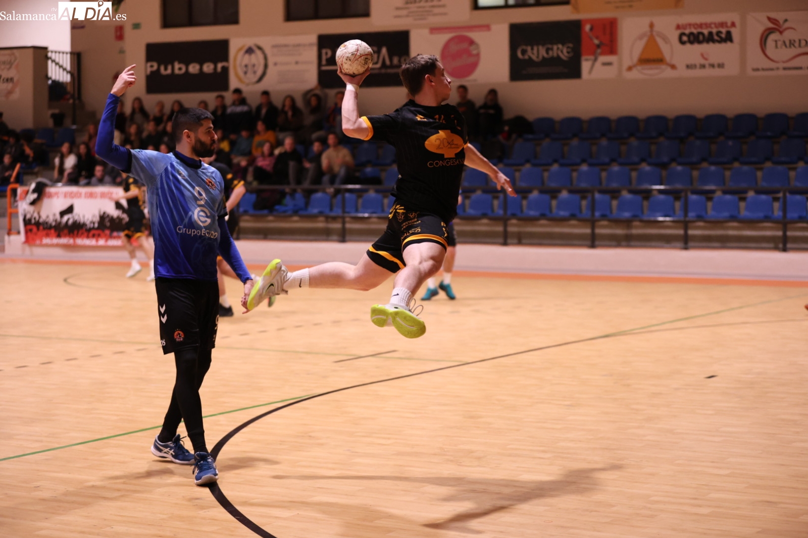 FOTOS | El BM Salamanca se lleva la victoria en un eléctrico final ante el BM Pinto (36-35)