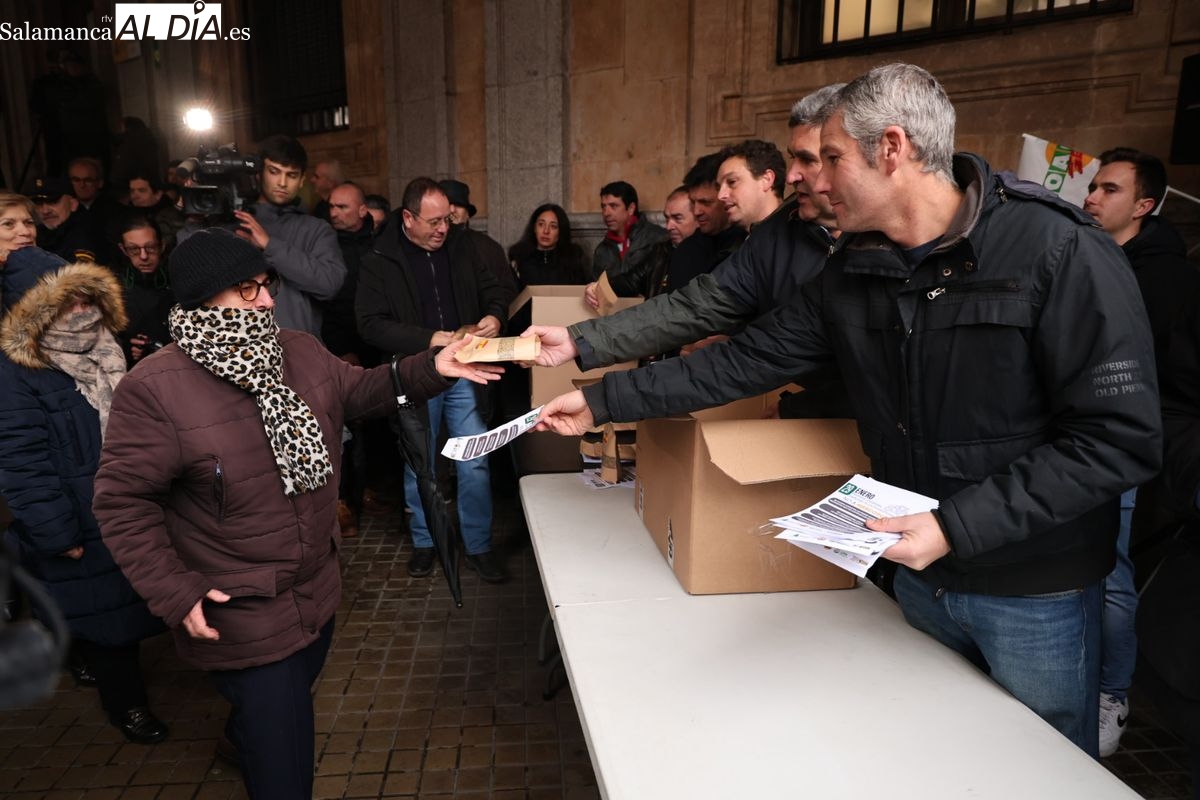 VÍDEO Y FOTOS | Los agricultores de Salamanca reparten legumbres