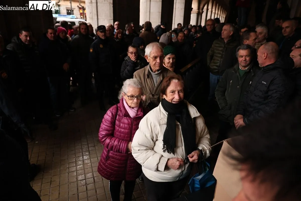 Los agricultores de Salamanca reparten legumbres y tiran grano para denunciar la 