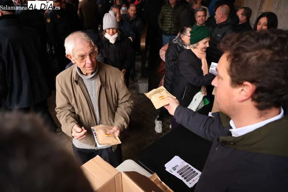 Los agricultores de Salamanca reparten legumbres y tiran grano para denunciar la 