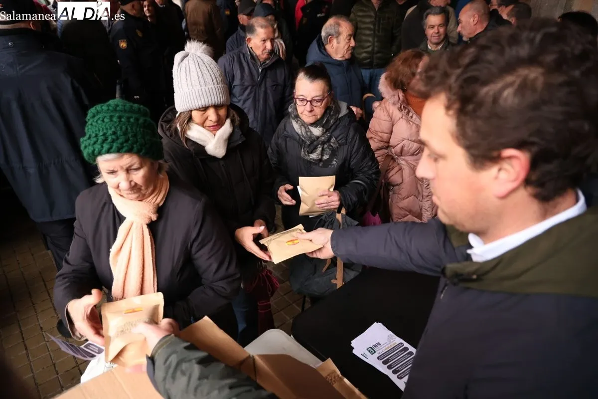 Los agricultores de Salamanca reparten legumbres y tiran grano para denunciar la 