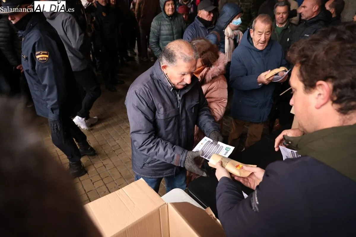 Los agricultores de Salamanca reparten legumbres y tiran grano para denunciar la 