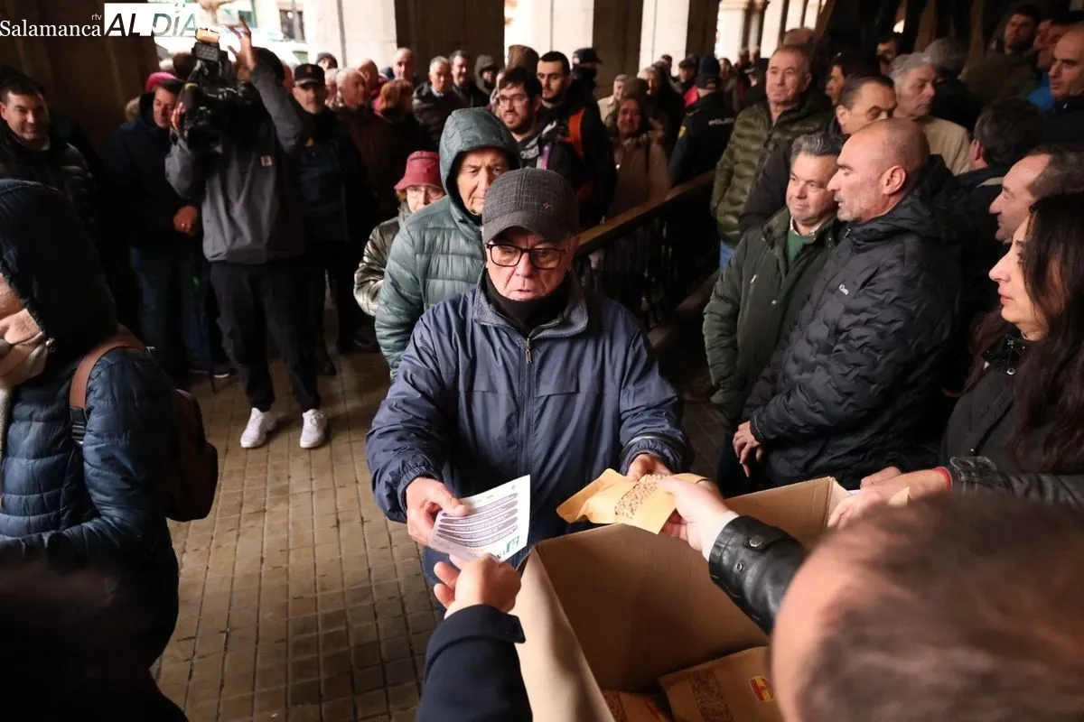 Los agricultores de Salamanca reparten legumbres y tiran grano para denunciar la 