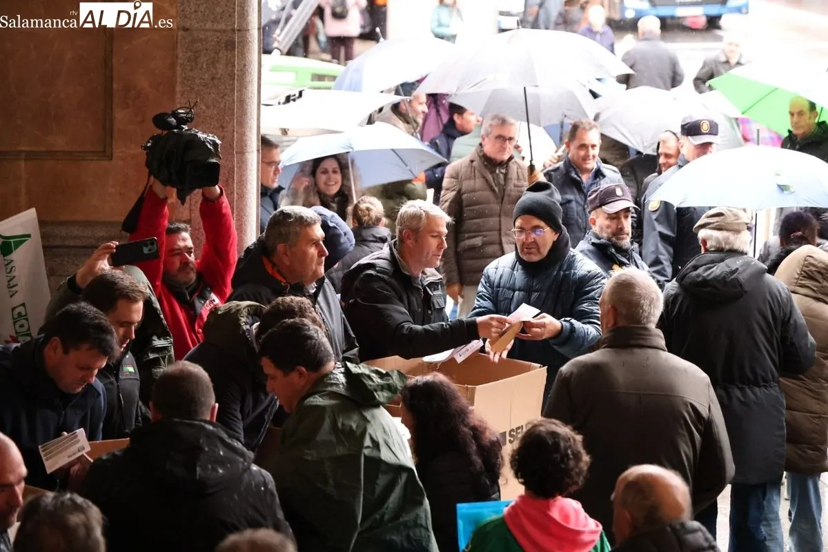 Los agricultores de Salamanca reparten legumbres y tiran grano para denunciar la 