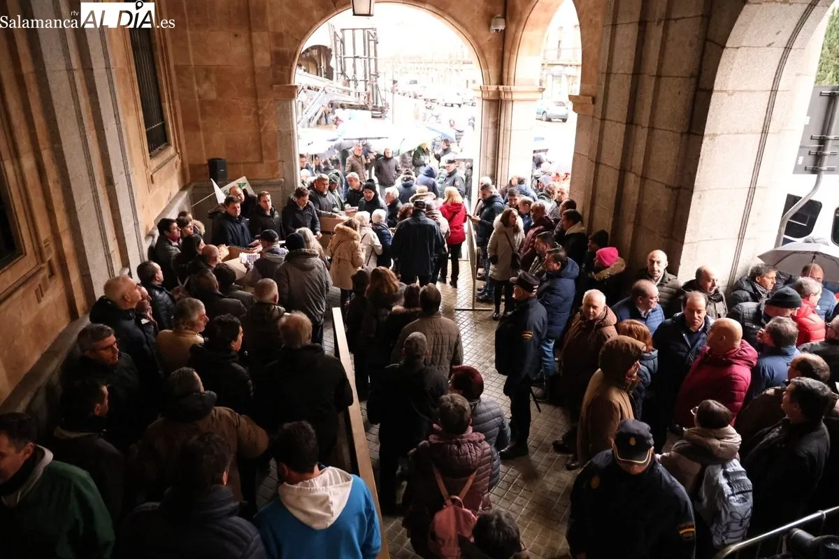 Los agricultores de Salamanca reparten legumbres y tiran grano para denunciar la 