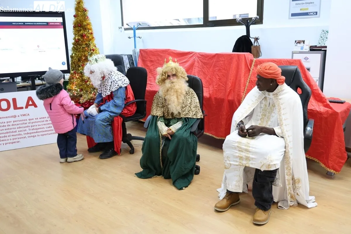 La magia de los Reyes llega a YMCA Salamanca para repartir ilusión y regalos a 150 menores vulnerables | FOTOS: David Sañudo 