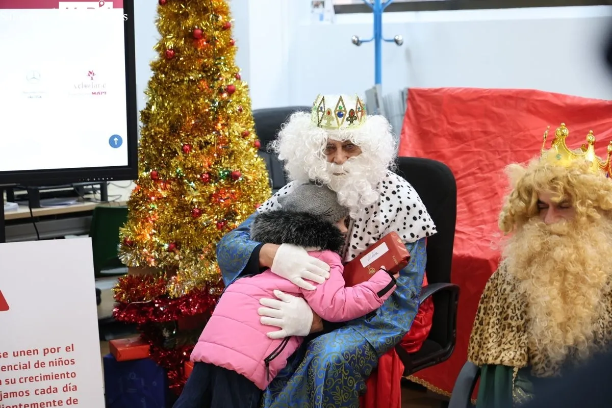 La magia de los Reyes llega a YMCA Salamanca para repartir ilusión y regalos a 150 menores vulnerables | FOTOS: David Sañudo 