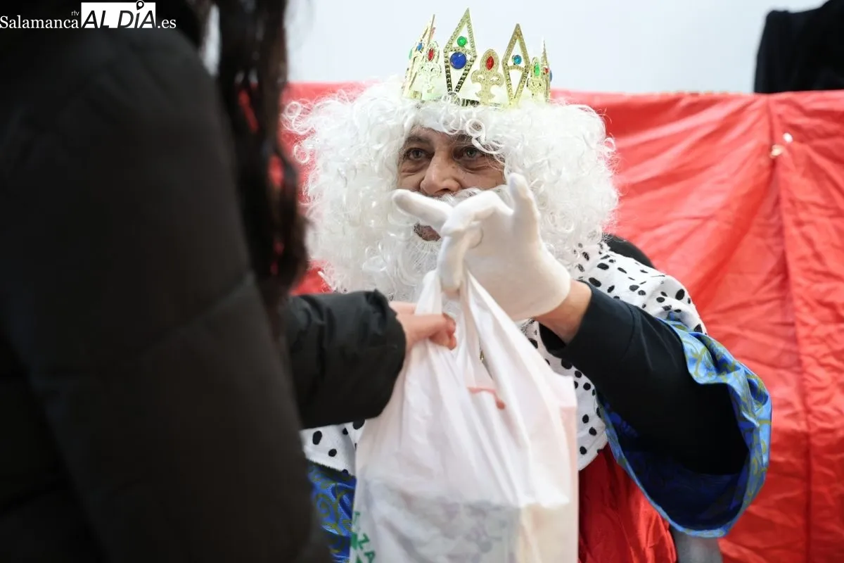 La magia de los Reyes llega a YMCA Salamanca para repartir ilusión y regalos a 150 menores vulnerables | FOTOS: David Sañudo 