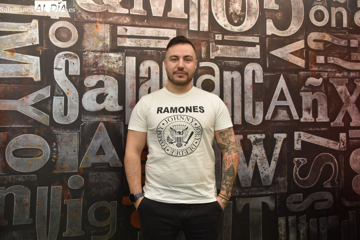 El bombero salmantino Sergio Herrero debuta en la literatura con Nomens Land, un thriller interactivo