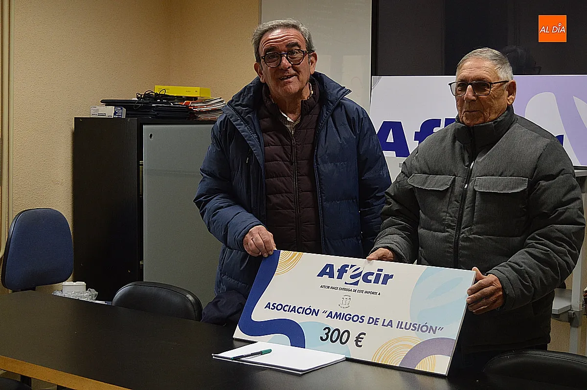 Entrega del cheque de AFECIR a la asociación Amigos de la Ilusión 