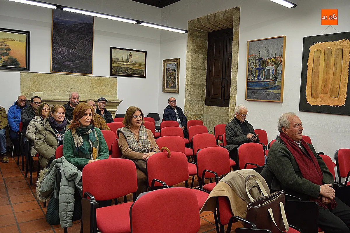 Presentación del libro ‘La impaciencia de los crisantemos’ de Guillermo Ariza y acompañado por la concejala de cultura Belén, Barco y el escritor, investigador y pintor Carlos García Medina 
