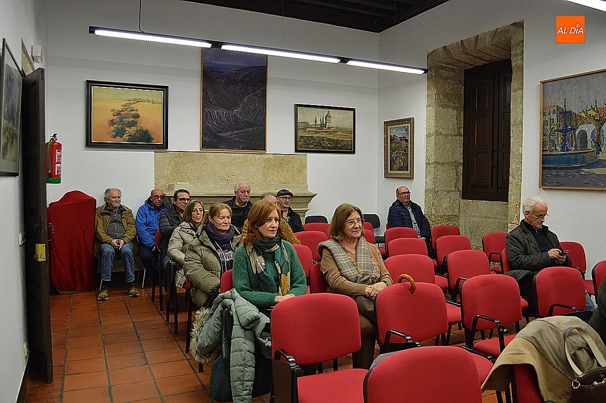Presentación del libro ‘La impaciencia de los crisantemos’ de Guillermo Ariza y acompañado por la concejala de cultura Belén, Barco y el escritor, investigador y pintor Carlos García Medina 