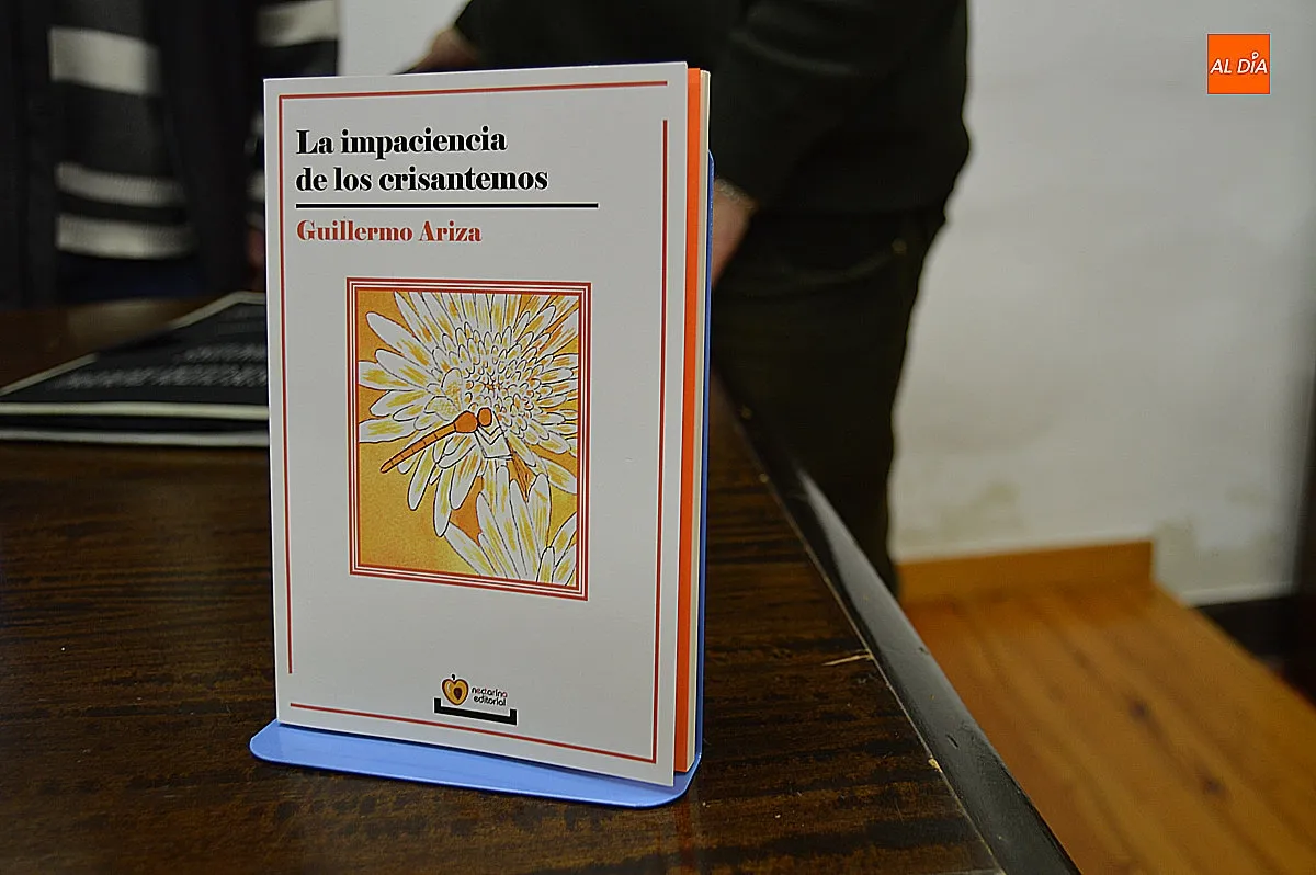 Presentación del libro ‘La impaciencia de los crisantemos’ de Guillermo Ariza y acompañado por la concejala de cultura Belén, Barco y el escritor, investigador y pintor Carlos García Medina 