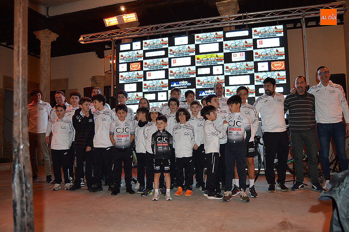 Ciudad Rodrigo presenta su cantera ciclista y homenajea a Martín Robleda
