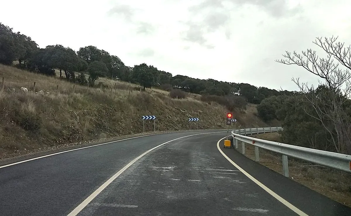 Foto 3 - El nuevo asfalto de la SA-104 entre Guijuelo y Cespedosa se deteriora en solo dos meses