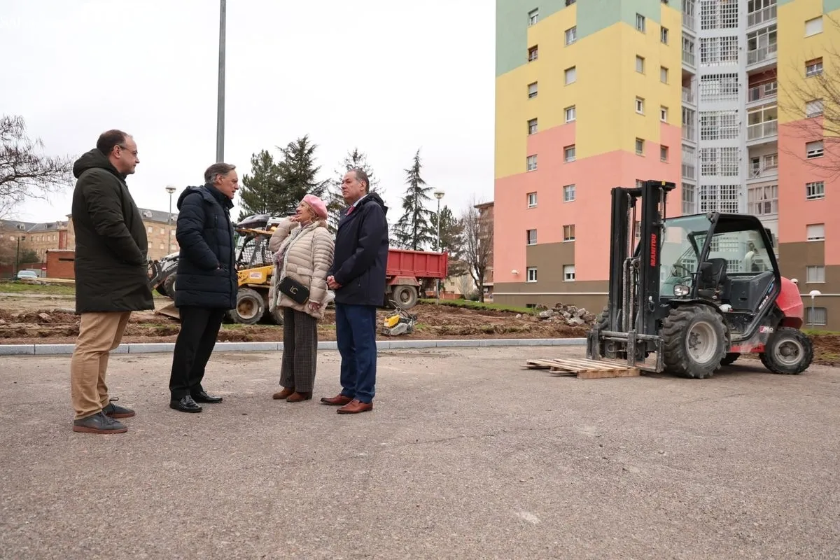El alcalde de Salamanca, Carlos García Carbayo, ha visitado las obras de la plaza de Santa Cecilia, situadas en el barrio de San José. Foto de David Sañudo